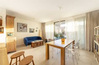 <p><span>Dit ruim 2 slaapkamer appartement is gelegen op de 3de verdieping van een nieuw gebouw (bj 2023) aan het bruisende Zuid in Antwerpen. Op wandelafstand vindt u verschillende gezellige bars en restaurants, alsook verschillende haltes van het openbaar vervoer. </span></p><p><span> </span></p><p><span>U betreedt het appartement via de inkomhal. Hier vindt u onder meer het gastentoilet. </span></p><p><span> </span></p><p><span>Vooraan in het appartement ligt de leefruimte, met open keuken, die toegang geeft tot het ruime terras met zuidwest oriëntatie. Naast de keuken is er een grote berging met aansluiting voor wasmachine, droogkast en vaatwas. </span></p><p><span> </span></p><p><span>Achteraan liggen de 2 volwaardige slaapkamers (13m² en 14m²), waarvan de grootste met ensuite badkamer en balkon. De kleinere slaapkamer beschikt tevens over een douchekamer aan de overkant van de gang. </span></p><p><span> </span></p><p><span>De ruime ondergrondse autostaanplaats met laadpaal dient mee aangekocht te worden aan €45.000. </span></p><p><span> </span></p><p><span>Verkoop geschiedt onder registratierechten!</span></p><p><span> </span></p><p><span>Extra troeven: </span></p><p><span>- Zeer energiezuinig</span></p><p><span>- Recent gebouw</span></p><p><span>- Fietsenstalling aanwezig</span></p><p><span>- 2 terrassen</span></p><p><span> </span></p><p><span>Mis deze kans niet!</span></p>