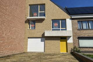 AALST - Nieuwbouwwoning met mooie architectuur op zeer centrale locatie.Deze woning getuigt van een mooi staaltje architectuur zowel aan de binnen-...