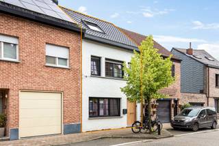 In de Kapelstraat te Schelle ontdekken we deze verrassend ruime gezinswoning waar comfort, lichtinval en buitenbeleving centraal staan.<br /><br />Via de ruime inkomhal komt u terecht in de gezellige leefruimte die naadloos aansluit op de open leefkeuken. Dankzij de grote dakramen baadt deze ruimte in natuurlijk licht en ontstaat er een aangename plek waar koken, tafelen en ontspannen samenkomen. De keuken vormt zonder twijfel het hart van de woning en biedt een mooi zicht op het overdekte terras en de uitzonderlijk ruime tuin.<br /><br />De buitenruimte is een absolute troef. Hier geniet u van rust, groen en voldoende plaats voor kinderen om te spelen, tuinliefhebbers om zich uit te leven of gezellige momenten met familie en vrienden.<br /><br />Op het gelijkvloers beschikt de woning verder over een ruime badkamer uitgerust met ligbad, douche en lavabo, alsook een praktische wasruimte.<br /><br />De eerste verdieping omvat twee volwaardige slaapkamers en een apart toilet. Op de bovenste verdieping bevindt zich de royale masterbedroom onder het schuine dak. Aansluitend vindt u nog een extra ruimte die perfect dienst kan doen als berging.<br />Troeven:<br />- EPC B dankzij nieuwe ramen en dakisolatie<br />- 3 volwaardige slaapkamers<br />- Mogelijkheid tot waskamer op de eerste verdieping<br />- Zeer ruime en zonnige tuin<br /><br />Interesse? Maak dan snel een afspraak via thijs@jamar.immo of 03 435 31 33<br />Wg, gmo, Gvkr, Gvv, geen overstromingsgevoelig gebied