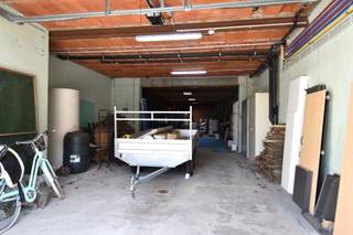 Praktisch gelegen zowel nabij grote invalswegen als winkels, scholen, bibliotheek, apotheek, treinstation, stadscentrum, provinciedomein de Gavers.<br /><br />Opslagruimte van 144 m² (6m x 24m) uitgerust met een elektrische sectionaalpoort (2m67 doorrijhoogte) en voorzien van een dubbele oprit.<br />Perfect voor zelfstandigen, hobbyisten of wie nood heeft aan extra bergruimte.<br />sfeervideo: https://youtube.com/shorts/7nf-fiBte9Q?feature=share<br /><br />Het appartement, verhuurd aan 800 EUR/maand, is recent vernieuwd, telt 2 slaapkamers en is voorzien van kwalitatieve materialen en kasten op maat.<br /><br />Eerste verdieping: Aparte inkomhal met gastentoilet, lichtrijke leefruimte met open keuken, gezellige veranda, praktische berging met aansluiting voor de wasmachine.<br /><br />Tweede verdieping: Twee slaapkamers, beide voorzien van ingebouwde kasten. De moderne badkamer beschikt over een stijlvolle inloopdouche (mortex-afwerking), lavabomeubel en een tweede toilet.<br /><br />Last but not least; een opvallend ruime zolder die voldoende bergruimte garandeert.<br /><br />Appartement en garage hebben een eigen huisnummer en worden apart verhuurd. Totale huuropbrengst van 1150 EUR/maand.<br /><br />Een zeldzaam aanbod in de regio!<br /><br />Onze ref. DEV5219