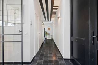 Wonen in alle rust, omringd door natuur en met een uitzicht dat elke dag opnieuw weet te verrassen? <br /><br />Deze stijlvolle villa biedt een uitzonderlijke woonbeleving op een indrukwekkend perceel van maar liefst 9.605 m². Vanuit de woning geniet u van een prachtig panoramisch zicht over de fraai aangelegde tuin, de achterliggende weilanden en de Blankenbergse Vaart, die als het ware door uw achtertuin stroomt.<br /><br />Via de inkomhal met vestiaire en gastentoilet betreedt u de lichtrijke leefruimte. Dankzij de grote raampartijen wordt het omliggende landschap hier maximaal naar binnen gebracht. Het weidse zicht over het groen zorgt voor een bijzonder gevoel van ruimte, rust en privacy.<br />De ruime keuken biedt voldoende plaats voor een grote eettafel en vormt een aangename plek om samen te komen. Aansluitend bevindt zich een praktische berging met aansluitingen voor wasmachine en droogkast, aangevuld met extra opslagruimte. Verder beschikt het gelijkvloers over een bureauruimte, ideaal voor thuiswerk, een vrij beroep, speelkamer,… Ook een technische berging is aanwezig.<br /><br />Op de verdieping bevindt zich de master bedroom met dressing en ensuite badkamer, voorzien van een douche. Daarnaast zijn er nog twee volwaardige slaapkamers en een tweede badkamer met douche. Een grote, open ruimte vormt hier een bijzonder veelzijdige extra troef. Deze kan naar wens worden ingericht als vierde slaapkamer, hobbyruimte, speelkamer, bureau of extra bergruimte. De aanwezige zolder zorgt bovendien voor nog meer praktische opbergruimte.<br />Op het perceel bevindt zich een afzonderlijk bijgebouw, momenteel ingericht als bureau. Dankzij de veelzijdige indelingsmogelijkheden kan deze ruimte perfect dienstdoen als atelier, praktijkruimte, hobbyruimte of thuiskantoor.<br /><br />U geniet hier van volledige rust, ruimte en privacy in een groene omgeving, terwijl winkels, scholen en andere dagelijkse voorzieningen zich op minder dan 5 km bevinden. Bovendien bevindt de villa zich op een strategische locatie tussen Brugge en de kust, waardoor zowel de stad als de zee vlot bereikbaar zijn.<br /><br />Een uitzonderlijke eigendom voor wie op zoek is naar ruimte, natuur, privacy en comfort, en daarbij elke dag wil genieten van een uniek uitzicht.<br /><br />Wenst u meer informatie of had u graag een bezoek gepland?<br />Contacteer Fleur via 0477 82 85 42 of fleur.beernaert@acasa.immo.