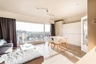 Studio prêt à aménager avec espace de vie orienté au sud et vue panoramique sur la pittoresque Koksijde.<br /><br />Cette propriété confortable est située au 6ème étage de la résidence Surcouf. Depuis l'espace de vie, vous pouvez accéder au balcon orienté au sud où vous pouvez profiter du soleil et de la vue magnifique. La mer est littéralement au coin de la rue puisque l'entrée de l'immeuble se trouve sur la Zeedijk.<br /><br />Le studio est divisé comme suit : hall d'entrée | espace de vie lumineux avec coin nuit | balcon ensoleillé | cuisine équipée | salle de bains avec baignoire et douche, lavabo dans le meuble et toilette.<br /><br />Il y a une cave privée et un abri à vélos commun. Le studio a un label EPC B favorable et l'installation électrique est conforme aux normes contemporaines jusqu'à l'année 2042.<br /><br />Vous êtes à la recherche d'un "Pied à terre" prêt à l'emploi ou d'un investissement abordable ? N'hésitez pas à nous contacter pour une visite.