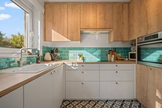 <p>Welkom in de Overwinningstraat 62 in Kessel-Lo, waar rust en bereikbaarheid mooi samenkomen. <br />Ruim, gerenoveerd én uitstekend gelegen: dit gelijkvloerse appartement van 89 m² heeft alles in huis voor wie comfortabel wil wonen vlakbij Leuven.</p>
<p><br /><br />Dit aangename appartement is rustig gelegen, maar bevindt zich tegelijk vlak bij winkels, scholen, openbaar vervoer, belangrijke invalswegen en het centrum van Leuven. Een ideale combinatie voor wie graag alle voorzieningen binnen handbereik heeft.</p>
<p><br /><br />Het appartement werd in 2020 volledig gerenoveerd en is daardoor helemaal instapklaar. Zo werden onder meer de keuken, badkamer, vloeren en eerder de ramen vernieuwd.<br />De gezellige leefruimte vormt het hart van de woning. De authentieke parketvloer zorgt voor extra charme en een warme uitstraling. Aansluitend bevindt zich de functionele en volledig ingerichte keuken.</p>
<p><br />Verder beschikt het appartement over maar liefst drie slaapkamers, waardoor er volop mogelijkheden zijn voor een gezin, een thuiskantoor of een extra hobbyruimte.<br />Ook op technisch vlak is dit appartement volledig in orde. Het heeft een goed EPC label, is asbestvrij en de elektriciteit is conform. Comfort en gemoedsrust gaan hier dus hand in hand.</p>
<p><br /><br />Een bijkomende troef is de afgesloten garagebox, ideaal om de wagen veilig te parkeren of voor extra bergruimte. De garagebox is inbegrepen in de vraagprijs.<br />Dankzij de combinatie van de 3 slaapkamers, de garage en de nabijheid van Leuven is dit appartement niet alleen interessant als nieuwe thuis, maar ook als investering.</p>
<p><br />Kortom: een instapklaar appartement van 89 m² met 3 slaapkamers en garage, gerenoveerd in 2020 en gelegen op een rustige maar bijzonder goed bereikbare locatie in Kessel-Lo.</p>
<p><br /><br />De troeven op een rij<br />• Gelijkvloers appartement<br />• 3 slaapkamers<br />• Gerenoveerd in 2020<br />• Authentieke parketvloer in de leefruimte<br />• Volledig ingerichte keuken<br />• Afgesloten garagebox<br />• EPC-label B<br />• Conforme elektriciteit<br />• Asbestvrij<br />• Rustige ligging in Kessel-Lo, met winkels, scholen, openbaar vervoer en Leuven vlakbij<br />• Ideaal voor eigen bewoning of als investering</p>
<p></p>