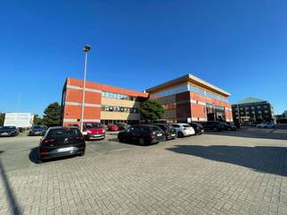 !! POSSIBILITÉ D'INVESTISSEMENT !! Espace de bureaux loué fantastiquement situé avec une superficie totale de 1 763 m² à vendre à peine à 1,5 km...