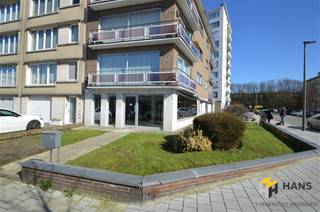 <p><span>Kapperszaak op toplocatie in residentiele wijk. Interieur over te nemen, super locatie voorzien van: handelsruimte met kassa, wachtruimte, 2 wastafels, 4 knipstoelen, toog, spiegels. Achteraan een bergkast, toilet en keukenruimte met aansluiting voor wasmachine/droogkast. Waarborg is 3 maanden huur, KI €800 gedragen door huurder. Voor meer informatie of een schatting ga naar www.hansimmo.be</span></p>