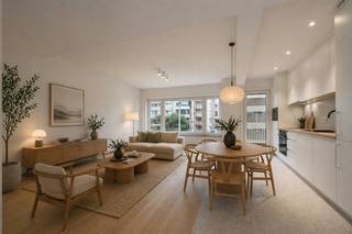 <ul>
	<li>Dit recent <strong>gerenoveerd</strong> twee slaapkamer appartement is gelegen in de Koningsstraat.</li>
	<li>Het appartement is gelegen vlakbij het strand, casino, winkelstraten, ...</li>
	<li>De indeling is als volgt: inkom, leefruimte met open keuken, <strong>twee slaapkamers</strong>, badkamer, toilet, berging en twee balkons.</li>
	<li>het appartement werd recent volledig gerenoveerd met zeer kwalitatieve materialen: Parketvloer, <strong>warmtepomp</strong>, inloopdouche, ...</li>
	<li>De keuken is voorzien van: inductie kookplaat met dampkap, micro, oven, frigo, dievries en vaatwas.</li>
	<li>Gezien de gunstige oriëntatie geniet je er van zeel veel natuurlijk <strong>daglicht en zon</strong>.</li>
	<li>Bijkomende kenmerken: <strong>gunstige EPC score</strong> - conforme elektrische keuring - asbestveilig.</li>
	<li>Het ideale tweede verblijf of investering.</li>
</ul>