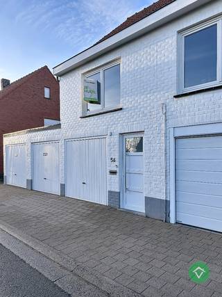 Deze woning, gelegen in De Mokker, bestaat uit: gelijkvloers: inkomhal - berging/stookplaats - garage. Op de eerste verdieping: living - keuken - terras - badkamer - berging/wasplaats - toilet. Op de tweede verdieping: nachthal - 2 slaapkamers. Vrij 1/05/2026. Huurprijs 695 €/mnd.