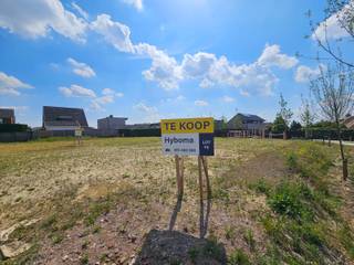 Ontdek deze bouwgronden in de Kasteelstraat te Hooglede. De straat heeft een charmante, landelijke sfeer en ligt dichtbij de stad Roeselare. Hooglede zelf is een rustige gemeente met een mix van woningen en natuur, ideaal voor wie houdt van een rustige omgeving met goede verbindingen naar omliggende steden.

De ruime stedenbouwkundige voorschriften  biedt je tal van mogelijkheden om hier jouw droomwoning op maat te realiseren, volledig volgens jouw wensen.

Benieuwd? Contacteer ons en ontdek alle mogelijkheden. 