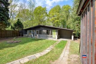 <p><span>UNIEKE VAKANTIEWONING / BUITENVERBLIJF IN HARTJE NATUUR MET ABSOLUTE PRIVACY EN RUST | EPC E |</span></p><p><span>Dit prachtige vakantiehuis, gelegen aan een onverharde weg, omgeven door bos en weiland, biedt alle nodige privacy.</span></p><p><span>Het loslopend wild zoals konijntjes en hertjes in de tuin krijgt u er gratis bij.</span></p><p><span>Zeer mooie, zuidoost georiënteerde privé tuin van 1.300 m², afgesloten met een automatische poort. </span></p><p><span>Indeling als volgt: ruime veranda - woonkamer op laminaat - gesloten, geïnstalleerde keuken - zeer ruime slaapkamer (21m²) - badkamer met inloopdouche en lavabo - apart toilet - bergruimte - wasplaats - garage / opslagplaats / werkruimte.</span></p><p><span>Extra troeven: </span></p><p><span>*vakantiegevoel in eigen land</span></p><p><span>*Air BNB mogelijk / toegelaten</span></p><p><span>*gasboiler voor warm water</span></p><p><span>*eigen gratis water via putboring (kwaliteit water jaarlijks getest en goedgekeurd)</span></p><p><span>*verwarming warmtepomp lucht / lucht (2019) en pelletkachel in de woonkamer (2021)</span></p><p><span>*volledig asbestvrij</span></p><p><span> </span></p><p><span>Mis deze unieke kans niet en contacteer ons snel voor een bezoek !</span></p>