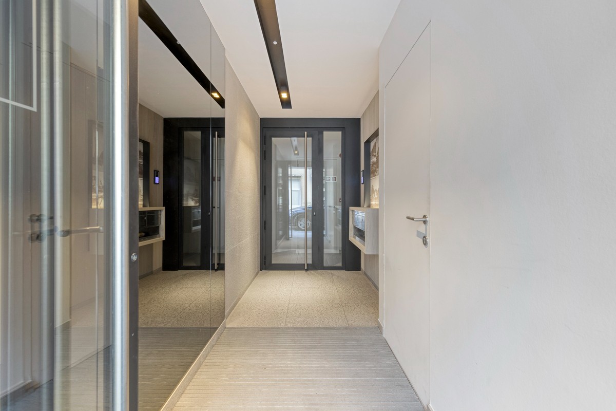 Stijlvol en energiezuinig 2-slaapkamerappartement met zonneterras op topligging nabij zee - photo 3