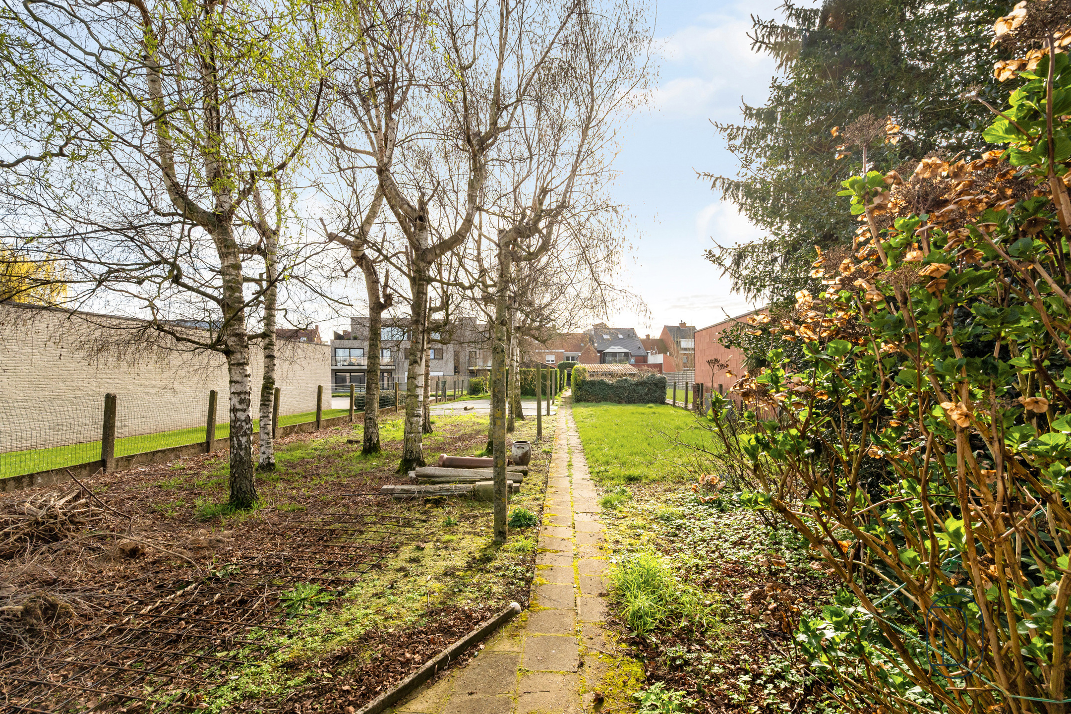 Goedgelegen woning met grote zongerichte tuin en garage - foto 2