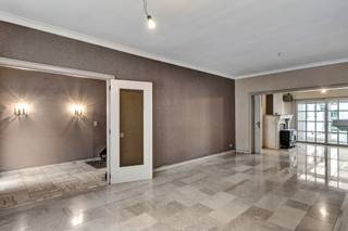 <p>Op een strategische ligging in <strong>Zele</strong> bevindt zich deze te <strong>moderniseren</strong> woning. Deze woning betreden we via de inkomhal. Via de inkomhal komen we in de <strong>ruime leefruimte</strong> terecht. Via de leefruimte komen we in de keuken terecht, waar er ook een vaste trap is naar de <strong>kelder</strong>. Via de keuken betreden we nog de <strong>extra bergruimte</strong> of <strong>wasplaats</strong> en een <strong>veranda</strong>. Via de veranda komen we in de gezellige <strong>tuin met terras</strong>. Achteraan de woning is er een <strong>garage</strong> voorzien die men kan betreden via een achterliggende weg. Dit is een <strong>absolute troef</strong> van deze woning. Via een vaste trap betreden we de eerste verdieping, waar zich <strong>3 slaapkamers</strong> bevinden en een <strong>badkamer met douche</strong>. <strong>CV op Aardgas - Garage - Betonconstructie - EPC (E)</strong></p>