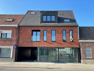 Leuk recent (bj 2023) gelijkvloers appartement met groot terras en tuintje! Goedgelegen nabij invalswegen. (+ 21%)<br />INDELING: inkomhal met apart gastentoilet, lichtrijke leefruimte met open keuken, handige berging, badkamer (dubbele lavabo en douche) en 2 volwaardige slaapkamers.<br />Mogelijkheid om garagebox en/of staanplaats bij te kopen.<br />TROEVEN: vloerverwarming op gas, zonnepanelen, stijlvol gebouw, energiezuinig en centraal gelegen nabij invalswegen, winkels, etc.<br />Meer info of een bezoek: arne@immobeguin.be