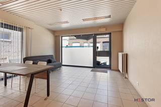 Deze prachtige opbrengsteigendom in Zele is ideaal voor wie op zoek is naar een half open bebouwing met alle comfort en ruimte. Het gebouw bestaat...