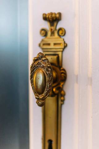 Dit prachtig gerestaureerd pand met het nodige oog voor detail bevindt zich op een centrale locatie op het Zuid. Het pand bestaat uit...