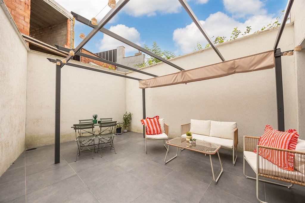 Gerenoveerd gelijkvloers appartement met terras - foto 4