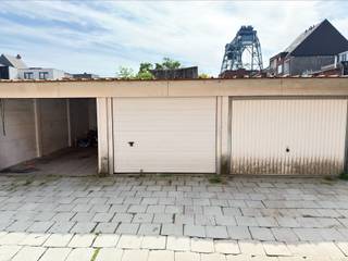 <p><span>GARAGEBOX 17M² VOOR 1 WAGEN</span></p><p><span>ligging in centrum op parking achter gebouw Dokter Persoonslaan 36 met vlotte bereikbaarheid</span></p><p><span> </span></p><p><span>Afmetingen: 6,1 x 2,8m.</span></p><p><span> </span></p><p><span>De garage is momenteel verhuurd en kan worden opgezegd met een opzegtermijn van 1 maand. </span></p>