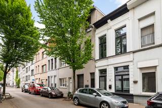 Op zoek naar een fijne woning met karakter in een levendige en opkomende buurt van Antwerpen? Dan is dit huis in Antwerpen-Noord zeker een bezoek waard.<br /><br />Achter deze charmante gevel treffen we een aangename leefruimte met veel lichtinval, die mooi doorloopt naar de keuken achteraan. De keuken is volledig uitgerust met onder andere een vaatwasser, inductiekookplaat, dampkap en spoelbak  alles wat je nodig hebt om comfortabel te koken. Handig is ook de weggewerkte wasruimte en het aparte toilet op het gelijkvloers.<br /><br />Via de tussenverdieping heb je toegang tot het terras, een leuke plek om even tot rust te komen of gezellig buiten te zitten.<br /><br />Op de eerste verdieping vind je een ruime slaapkamer en een verzorgde badkamer met inloopdouche, lavabo, toilet en handdoekdroger.<br /><br />De tweede verdieping biedt nog twee extra slaapkamers, ideaal als kinderkamers, bureau of logeerkamer.<br /><br />De woning werd volledig gerenoveerd in 2022, waardoor je hier zonder zorgen meteen kan intrekken.<br /><br />pluspunten: <br /><br />- Karaktervolle gevel<br />- Volledig gerenoveerd in 2022<br />- Instapklaar<br />- 3 slaapkamers<br />- Gezellig terras<br />- Moderne keuken en badkamer<br /><br />Interesse in deze instapklare woning? Contacteer ons via 03 337 50 70 of info@vbvastgoed.be voor meer info of een afspraak. 