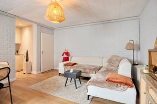 Ben je op zoek naar een opbrengsteigendom nabij het centrum van Wetteren? Zoek niet verder! Op de Molenstraat 68 kan je deze drie verhuurde appartementen terugvinden. <br /><br />Indeling gelijkvloers:<br />- Woonkamer<br />- Keuken<br />- Badkamer met douche en toilet<br />- 2 slaapkamers<br /><br />Indeling eerste verdieping: <br />- Woonkamer<br />- Keuken<br />- 2 slaapkamers<br />- Badkamer met ligbad en toilet<br /><br />Indeling tweede verdieping: <br />- Woonkamer<br />- Keuken<br />- 2 slaapkamers<br />- Badkamer met ligbad en toilet<br /><br />Bijzonderheden: <br />- Conforme elektriciteit<br />- Geen renovatieplicht (EPC D)<br />- Alle ramen werden vernieuwd<br />- De drie appartementen zijn op heden verhuurd<br />- Mogelijkheid tot aankoop van twee garageboxen voor 54.000 euro <br />- Goede ligging ten opzichte van de Markt, het station, winkels, scholen, restaurants, etc. <br /><br />Mis deze kans niet en vraag vandaag nog uw bezoek aan.