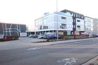 Ligging: Centraal gelegen binnen de ring van Turnhout vlakbij openbaar vervoer, scholen, winkels en met een zeer goede verbinding tot E34.<br /><br />Omschrijving:<br /><br />Dit trendy appartement is gelegen op de tweede verdieping en kunnen we bereiken met de lift. Het appartement bestaat uit 2 slaapkamers, een apart toilet, een badkamer met inloopdouche en zeer degelijk badkamermeubel, een goed geïnstalleerde keuken en een ruime leefruimte met toegang tot groot terras. Achter de keuken bevindt zich een berging. <br />De makkelijk bereikbare ondergrondse autostaanplaats is inbegrepen in de prijs.<br /><br />Vaste maandelijkse kosten: € 65