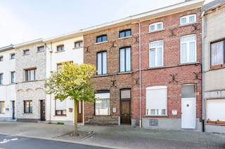 <p>Ben je op zoek naar een ruime woning met 4 slaapkamers, een grote tuin en een gunstig EPC in Aalst? Gevonden!</p>
<p>Deze woning met maar liefst 150 m² bewoonbare oppervlakte bevindt zich in een rustige, kindvriendelijke buurt met parkeermogelijkheden voor de deur én op wandelafstand van het bruisende stadscentrum van Aalst. Hier geniet je van een rustige woonomgeving met winkels, horeca en andere voorzieningen binnen handbereik.<br />Ook technisch werd de woning de voorbije jaren grondig aangepakt. Dankzij het gunstige EPC-label C, dat dicht aanleunt tegen label B, een conforme elektrische installatie en een condensatieketel van amper één jaar oud zit je hier goed. Verder werden de riolering, waterleidingen en radiatoren vernieuwd, de elektriciteit aangepakt en de vloer uitgegraven en voorzien van een nieuwe chape. De woning werd bovendien steeds verhuurd aan € 1.000 per maand, wat ze ook interessant maakt voor investeerders.</p>
<p>Via de inkomhal bereik je de voorkamer die perfect kan dienen als bureau, logeerkamer, wasplaats, berging en voorzien is van rolluiken. Verder bevinden zich op het gelijkvloers de leefruimte, keuken en badkamer. Via een klein paadje bereik je de oostgerichte tuin van maar liefst 220 m². Op de eerste verdieping bevinden zich twee slaapkamers, waarvan één met een trap naar de tweede verdieping. Hier vind je nog eens twee slaapkamers, wat het totaal op vier brengt.</p>
<p>Ben je op zoek naar een ruime gezinswoning met een mooie tuin of een interessante vastgoedinvestering op een centrale locatie? Contacteer ons dan snel voor een bezoek!</p>