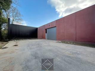 <u><strong>AFWERKING:</strong></u><br />- Staalstructuur met vrije hoogte van 5,20 m.<br />- Gevelwanden in geïsoleerde rode prefab betonpanelen (sandwichconstructie met binnenblad van 8cm getrild beton, 10cm PIR en buitenblad van 6cm glad bekist beton).<br />- Op de gevel is een plaats voorzien voor uniforme reclame van de verschillende bedrijven. Deze plaats is voor iedere loods uniform. De reclame op de gevel zal op kosten van de koper geplaatst worden.<br />- Scheidingswanden, binnenwanden in cellenbetonplaten: waar nodig brandweerstanden voorzien RF60' en RF120'. De verticale voegen worden dichtgespoten met een elastische kit.<br />- Scheidingswanden, binnenwanden in prefabbeton: dikte min. 12cm, voegen worden opgespoten met een elastische kit.<br />- Gepolierde betonvloer 15cm dik op een PE-folie, gewapend met net 150/150/5/5. Afgewerkt met kwarts, en ingezaagd met open krimpvoegen welke niet opgespoten worden. Voorziene belasting 1.000kg/m².<br />- Dakstructuur in metalen dakplaten (steeldeck RAL 9002) geïsoleerd met PIR platen (12cm) en TPO-dakbedekking 1,5mm.<br />- In het dak van het magazijn is een lichtstraat of een lichtdoorlatende RWA voorzien.<br />- Structuur + dak voorzien voor plaatsen PV installatie met max. belasting van 15kg/m².<br />- 1 elektrische sectionaalpoort ASSA Abloy, aluminium geïsoleerde panelen. (b: 4,00m -h: 4,20m) met aparte loopdeur en extra vluchtdeur.<br />- Buitenschrijnwerk in aluminium (raam-, poort- en deurkaders). Op vloerniveau dorpels in blauwe hardsteen, op de verdieping ALU raamdorpels.<br /><br />Deze units voldoen aan de veiligheidsnormen <em><strong>“Brandklasse C”</strong></em> (strengste normering) en<strong> <em>K-peil 40 </em></strong>! Brandkoepel met brandcentrale.<br /><br /><u><strong>NUTSVOORZIENINGEN:</strong></u><br />De kosten voor het aansluiten van het algemeen laagspanningsbord (ALSB) en de opening van de meters (elektriciteit, - en watermeter, inclusief het aangaan van leveringscontract (forfait) voor water en elektriciteit voor enkel het open van deze meters) worden als forfait aangerekend bovenop de verkoopprijs. Het leveringscontract voor elektriciteit en water wordt bij oplevering overdragen aan de kopers. Er is een aansluiting voorzien op het WARMTENET (loodsen én kantoren) . Er is een gescheiden rioleringsstelsel voorzien voor afvoer regenwater en afvalwater. Er is een afvoer voor toilet voorzien. <br /><br /><u><strong>OMGEVINGSWERKEN en TOEGANGSWEGEN:</strong></u><br />Rond de gebouwen zal de buitenaanleg en de groenaanleg uitgevoerd worden zoals aangeduid op de plannen.<br />De wegenis rond de gebouwen en de toegang tot het bedrijvenpark worden uitgevoerd in beton.<br /><br /><u><strong>BESTEMMING:</strong></u><br />De karaktervolle site is gelegen in een zone voor milieubelastende industrie, een bestemming die niet meer wenselijk is. Samen met de Stad Kortrijk werden stappen gezet om het gebied te herbestemmen via de opmaak van een Ruimtelijk Uitvoeringsplan (RUP). Betreft een gemengde herontwikkeling met hoofdzakelijk bedrijvigheid (magazijnen, ateliers, showrooms), aangevuld met wonen en kantoren. <br /><br /><u><strong>LIGGING:</strong></u><br />Ten zuiden van de historische binnenstad van Kortrijk, tussen het ei en de Doorniksewijk, bevindt zich de wijk Walle.<br />Rechtstreekse fiets-en voetgangersverbinding tussen Walle en Park De Blauwe Poort.<br />Onmiddellijke verbinding naar de E17 op- en afrit Kortrijk-Zuid alsook de R8. Het station van Kortrijk situeert zich op amper 1,5 km.<br /><br /><u>* Bijzonderheden:</u><br />- Vermelde prijzen zijn exclusief btw, incl. aansluitingskosten van de nutsleidingen (W+E+warmtenet+data);<br />- Incl. 8 parkeerplaatsen (€ 5.000 excl. BTW /parkeerplaats). De parkeerplaatsen zijn voorzien voor het plaatsen van een laadpaal !<br />- Interessant voor btw-plichtige (21% btw is volledig recupereerbaar, geen registratie!)<br />- Onze referentie op <strong>www.centro.be</strong>: <strong>Q0720</strong> of contacteer ons op <strong>050 70 01 02</strong>.<br /><br /><strong>CENTRO | BEDRIJFSVASTGOED</strong> is reeds 25 jaar <u>gespecialiseerd in de bemiddeling van commercieel- en bedrijfsvastgoed</u> in West- en Oost Vlaanderen.<br /><span><strong>Wilt u ook weten hoeveel uw bedrijfsgebouw waard is?</strong></span><br />Contacteer ons vrijblijvend voor een marktconforme waardebepaling van uw pand.