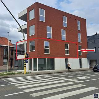 <p><span>NIEUWBOUW APPT MET 2 SLPKS  EN GROOT TERRAS  -  1e V </span></p><p><span>In dit stijlvolle nieuwbouwproject , vlakbij het centrum van Beveren vindt u dit mooie, ruime HOEKappartement met 2 slaapkamers. </span></p><p><span>Dankzij de grote raampartijen geniet je van een zee van licht in elke ruimte. </span></p><p><span>Bovendien is het appartement zeer energiezuinig (Label A), wat garant staat voor duurzaam en betaalbaar wooncomfort.</span></p><p><span> </span></p><p><span>Indeling &amp; troeven:</span><span>  </span></p><p><span> </span></p><p><span>     - Inkomhal met vestiairemogelijkheid</span></p><p><span>     - Grote, lichtrijke leefruimte met open, volledig geïnstalleerde keuken </span></p><p><span>                        (vaatwasmachine , combi-oven, ceramisch vuur en afzuigkap , grote ijskast met diepvries)</span></p><p><span>     - Praktische berging voor nutsvoorzieningen, wasmachine , ....</span></p><p><span>     - Groot westelijk geörienteerd én overdekt terras aansluitend aan de leefruimte</span></p><p><span>     - 2 volwaardige slaapkamers</span></p><p><span>     - Badkamer met lavabomeubel (2 wastafels) en zeer ruime inloopdouche</span></p><p><span>     - Apart toilet</span></p><p><span>     - Fietsenberging</span></p><p><span>     - Lift aanwezig in het gebouw</span></p><p><span>     - Vloerverwarming via warmtepomp </span></p><p><span> </span></p><p><span>Belangrijke info:</span></p><p><span> </span></p><p><span>     - De huurprijs: </span><span>€1.025,-/m + €75,-/m gemeenschappelijke kosten.   Totaal = €1.100,-/maand</span><span> </span></p><p><span>     - De huurwaarborg: 3 maanden huur (€3.075,-)</span></p><p><span>     - Kostprijs van de ingaande plaatsbeschrijving: €200,- excl 21% BTW (per contractpartij)</span></p><p><span>     - EPC Label A</span></p><p><span>     - </span><span>BESCHIKBAARHEID: vanaf 01/07/2026</span></p><p><span> </span></p><p><span> </span></p><p><span>Wenst u graag meer info of bent u geïnteresseerd in een plaatsbezoek? Gelieve ons dan te contacteren op het nummer 03 775 41 88 of mail naar <span>christel@vastgoed-smet.be</span></span><span> </span></p><p><span><span>www.vastgoed-smet.be</span></span></p><p><span> </span></p><p><span>“De verstrekte gegevens/informatie (zowel online als gedrukt) worden vrijblijvend verstrekt, enkel ter inlichting, zonder contractuele verbintenis of garantie van onzentwege en kunnen op ieder ogenblik gewijzigd worden”</span></p><p><span> </span></p><p><span> </span></p>