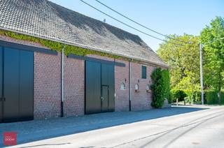 Gelegen op de grens met Otegem/Tiegem, bestaande uit inkomhal, keuken met ontbijthoek en bijkeuken, living met tegelkachel, eetplaats,...