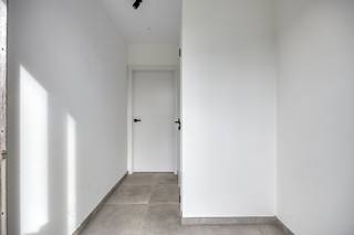 Deze woning situeert zich in een gezellige, residentiele woonwijk op een boogscheut van het centrum van Halle. Station van Halle op minder dan 5 km.<br />Indeling: inkomhal met toilet, woonkamer met open keuken (keuken is nog te voorzien door koper), garage met elektrische poort. Tuin en terras nog aan te leggen door koper.<br />Op de verdieping: nachthal met 2de toilet, 3 slaapkamers (15m², 10m² en 9,50m²), een smaakvol ingerichte badkamer, een 2de douchekamer en een praktische berging met aansluiting voor de wasplaats.<br />Nieuwbouwwoning aan te kopen onder registratie ipv BTW. Buitenkans!<br />Troeven: EPC A, zonnepanelen, ventilatiesysteem D, regenwaterpomp, vloerverwarming op gelijkvloers, lichtarmaturen zijn reeds voorzien.<br />Aarzel niet voor een bezoek en neem contact met Isa op het nr 0477/38 99 74 of op isa@woonkantoor.be