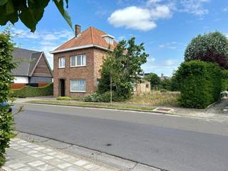 Te renoveren woning in een rustige, residentiële omgeving met veel potentieel. De woning omvat een inkomhal, lichtrijke leefruimte, keuken,...