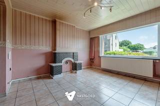 <p><span>Woning met potentieel en ca 90m2 bijgebouwen op mooie ligging</span></p><p><span> </span></p><p><span>Belangrijkste troeven:</span></p><p><span>- Ideale ligging: rustig nabij het centrum</span></p><p><span>- Enorm potentieel</span></p><p><span>- 3 slaapkamers</span></p><p><span>- Vaste trap naar zolder voor extra mogelijkheden</span></p><p><span>- ca 90m2 bijgebouwen</span></p><p><span>- Mooi perceel van 818m2</span></p><p><span> </span></p><p><span>Bekijk zeker ook onze grondplannen met de afmetingen. Zo krijgt u van thuis uit al een perfect beeld van wat deze woning te bieden heeft!</span></p><p><span>Wenst u meer info of een vrijblijvende bezichtiging, contacteer dan ons kantoor op het nummer 014 39 99 99 en wij helpen u graag verder.</span></p>