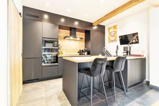 PRIJS OP AANVRAAG Op zoek naar een ruime, knusse, gezellige thuis? Kom dan zeker en vast deze gerenoveerde woning bewonderen. Ruime inkomhal...