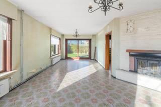 Deze te renoveren woning bevindt zich in de Kleine Molenstraat 4, op een rustige locatie vlakbij het centrum van Dudzele en omgeven door groen. Dankzij de aangename ligging geniet je hier van zowel rust als een vlotte bereikbaarheid.

Op het gelijkvloers vindt je een leefruimte en een aparte, ruime keuken. Deze ruimtes kunnen samengevoegd worden om één grote, open leefruimte te creëren. Verder beschikt de woning over een garage en een extra ruimte tussen de garage en keuken, ideaal in te richten als bijkeuken of praktische berging.

Op de verdieping bevinden zich twee ruime slaapkamers, een badkamer en een bergruimte. Via deze bergruimte heeft u toegang tot de zolder, die nog volledig naar eigen wensen kan worden ingevuld.

De woning staat op een mooi en ruim perceel, wat tal van mogelijkheden biedt voor tuinliefhebbers of wie extra buitenruimte weet te waarderen.

Op zoek naar een woning met veel potentieel op een rustige en groene ligging? Contacteer Jens voor een bezoek via 0496 41 55 77 of jens@keyimmo.be
