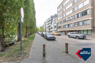 Instapklaar gelijkvloers appartement met zonovergoten tuin en veranda met twee volwaardige slaapkamers en twee badkamers die de mogelijkheden heeft om te douchen of te genieten van een bad. De echte troef? De zonnige tuin met een veranda die alleen maar zorgt voor rust– een heerlijke overgang tussen binnen en buiten, perfect in elk seizoen. Of je nu op zoek bent naar een eerste woning, een zorgeloze investering of een comfortabele thuis: dit appartement combineert ruimte, licht en een uitstekende ligging.<br /> 