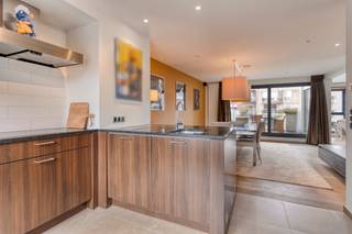 [[ DIT PAND NEEMT DEEL AAN DE ERA OPEN HUIZEN DAG OP 6/12 VAN 13:00 TOT 14:00 ]]<br /><strong>Knokke-Heist:</strong> <strong>Prachtig duplexappartement met 3 slaapkamers en 2 zonneterrassen te koop in het hart van Knokke-Heist.</strong><br /><br />Op amper 100 meter van de Zeedijk en vlakbij het bruisende commerciële centrum van Heist bevindt zich dit magnifieke<strong> </strong>duplexappartement op de 5de en 6de verdieping van een kleinschalige en recente residentie. Dit uitzonderlijke eigendom combineert ruimte, licht en luxe en biedt een bewoonbare oppervlakte van maar liefst 149 m², aangevuld met twee royale<strong> </strong>zonneterrassen waar u de hele dag door kan genieten van zon en rust.
<p><strong>Indeling: </strong><br /><strong>5e verdieping</strong>: ruime inkomhal met vestiaire en berging, gastentoilet, comfortabele zithoek met mezzanine en balkon, praktisch bureel, eetruimte, open en volledig ingerichte keuken, berging/wasplaats, terrassen aan voor- en achterzijde, ruime slaapkamer, badkamer met douche en dubbele lavabo.<br /><br /><strong>6e verdieping</strong>: nachthal, apart toilet, badkamer met ligbad en lavabo, twee ruime slaapkamers, extra slaaphoek.<br /><br /><strong>Troeven: </strong></p>

<ul><li>Op 100m van de zeedijk, strand en commerciële voorzieningen.</li><li>Instapklaar met een prachtige lichtinval.</li><li>Recent gebouw met mooie gevelbreedte.</li><li>2 ruime en zonovergoten terrassen.</li><li>Ruime privatieve kelder en praktische fietsenberging</li></ul>
Meer info? Contacteer Ayita op 0496 13 43 12.