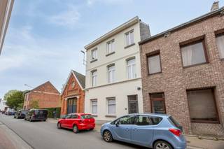 TE KOOP- prachtig herenhuis <br />Deze karaktervolle woning is ideaal gelegen met vlotte toegang tot alle stedelijke voorzieningen. De woning beschikt over vijf ruime slaapkamers, twee badkamers en veel natuurlijke lichtinval, waardoor elke ruimte aangenaam en luchtig aanvoelt. Daarnaast is er een ruime tuin met terras aanwezig <br />Deze prachtige ruime woning biedt veel potentieel en kan volledig naar eigen smaak en noden afgewerkt worden. Momenteel geldt er een renovatieplicht op de woning. <br />De gevel werd reeds gerenoveerd en geïsoleerd. <br /><br />Indeling<br />Gelijkvloers:<br />- Ruime inkomhal<br />- Leefruimte<br />- Keuken <br />- Berging <br /><br />Eerste verdieping:<br />- nachthal<br />- 2 slaapkamers<br />- Badkamer<br /><br />Tweede verdieping:<br />- Nachthal <br />- 2 slaapkamers<br />- Badkamer <br /><br />Derde verdieping:<br />- Zolderkamer <br /><br />Troeven:<br />- Zeer goede ligging dichtbij station en winkels<br />- Ruime woning met veel slaapkamers<br />- Mooie tuin met veel groen <br /><br />Wens jij meer info of wens jij een bezichtiging, contacteer dan Nico Soetaert via nico.soetaert@albert.immo of 0496 46 80 03<br />Hopelijk tot snel!<br /><br />Bij Albert kom je thuis