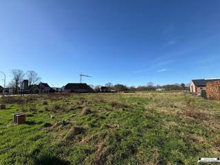 <p><span>Lot 4 : Terrain à bâtir de 754,20 m² dans un endroit calme à Oud Gooreind – Wuustwezel</span></p><p><span>Dans un lotissement de quatre terrains à bâtir, situé au centre de Wuustwezel, se trouve ce terrain (lot 4) d'une superficie totale de 754,20 m².</span></p><p><span>Avec une façade sur rue d'environ 15 mètres et une profondeur de terrain allant d'environ 47,00 mètres à 52,79 mètres, ce terrain à bâtir offre de nombreuses possibilités pour la réalisation d'un bâtiment spacieux et ouvert avec un jardin agréable.</span></p><p><span>Règles de construction :</span></p><ul><li><span>Développement ouvert</span></li><li><span>Dépendances autorisées jusqu'à un maximum de 20 m² (avec toit vert)</span></li><li><span>Toit plat possible avec une hauteur de gouttière maximale de 6,5 mètres</span></li><li><span>Les lucarnes ne sont autorisées que dans la partie arrière du toit</span></li></ul><p><span>Grâce à sa situation tranquille à Oud Gooreind, vous profiterez d'un cadre de vie agréable, avec un accès facile au centre de Wuustwezel, aux écoles, aux commerces et aux principales voies d'accès.</span></p><p><span>Vous êtes à la recherche d'espace et de tranquillité dans un endroit bien situé ? Dans ce cas, ce terrain vaut vraiment la peine d'être visité.</span></p><p><span>Des règlements de construction favorables sont disponibles au bureau de Gooreind – Wuustwezel ou à l'adresse </span><span><span>info@janssenenjanssen.be</span></span><span> </span></p><p><span>Autres terrains disponibles :</span></p><ul><li><span>Lot 1 : </span><span>€279.000 – 750,92 m² (bâtiment ouvert)</span></li><li><span>Lot 2 : </span><span>€245.000 – 696.79 m² (développement ouvert)</span></li><li><span>Lot 3</span><span>: €239.000 – 721.05 m² (développement ouvert)</span></li></ul><p><span> </span></p><p><span> </span></p><p><span> </span></p><p><span> </span></p><p><span> </span></p>