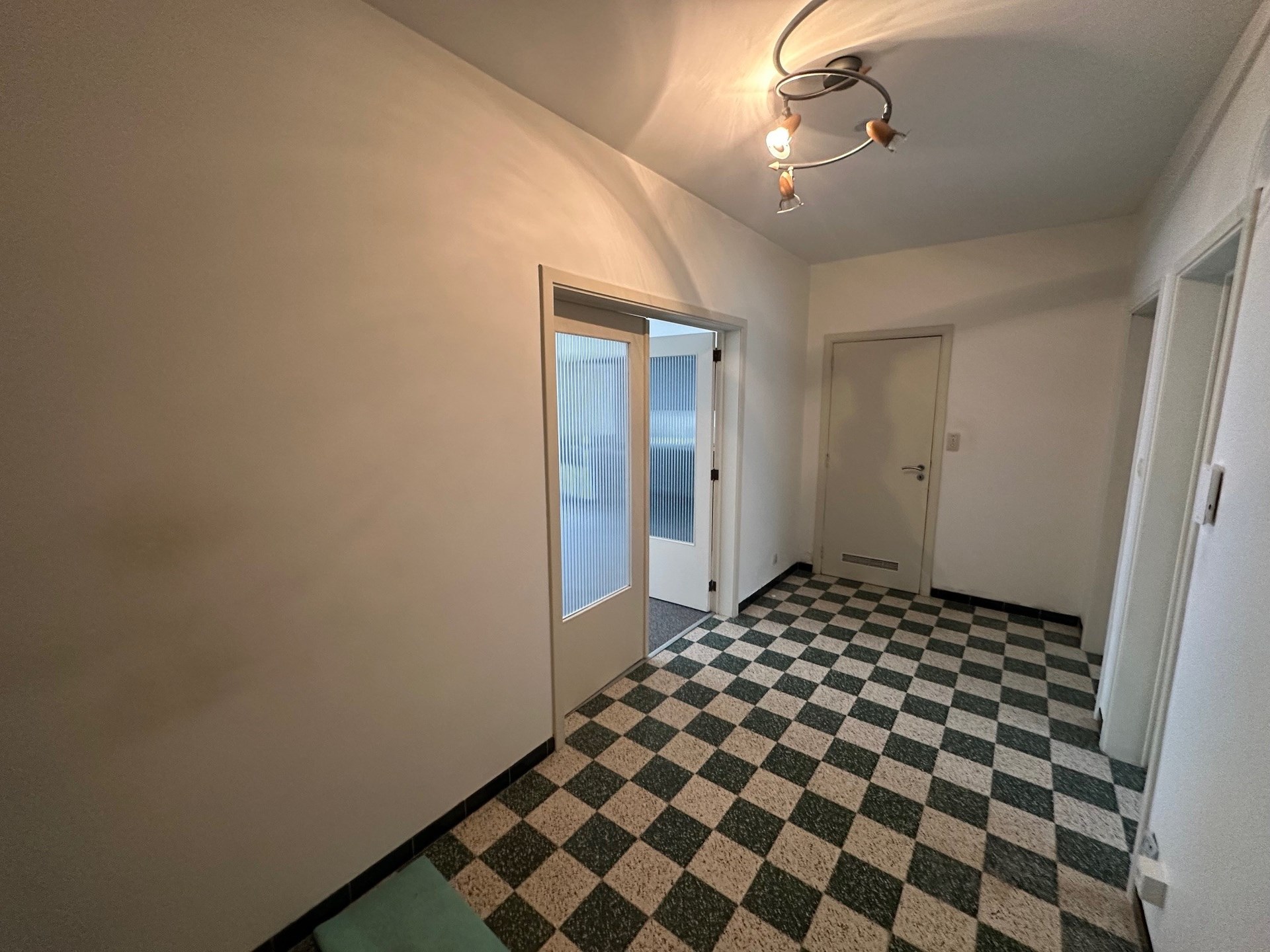 Gelijkvloers appartement met 2 slaapkamers, ruime berging en overdekte autostaanplaats - foto 5