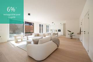 <p><span>Dit splinternieuwe gelijkvloers appartement heeft alles wat je zoekt, maar bijna nooit vindt in de stad. Denk: een bewoonbare oppervlakte van liefst 150 m², drie slaapkamers, hoge plafonds, veel licht en een royale tuin en de perfecte ligging op wandelafstand van het Rivierenhof. Nóg troeven: mogelijkheid om aan te kopen onder 6% btw,- (mits voldaan aan voorwaarden)</span></p><p><span> </span></p><p><span>In dit nieuwbouwappartement is alles hoogwaardig afgewerkt, tot het kleinste hoekje. Die valt meteen op als je – langs de grote voortuin - de inkomhal binnenkomt. De houten parketvloer loopt door over het hele appartement.</span></p><p><span> </span></p><p><span>De open keuken is uitgerust met toestellen van Whirlpool (een garantie op topkwaliteit), een inductieplaat en een stijlvol werkblad. Aansluitend vind je de woonkamer: een indrukwekkende, lichtrijke ruimte met grote ramen, hoge plafonds en moderne accenten (zoals de zwarte spots) en gezellige parketvloer. Het grote schuifraam geeft uit op de tuin, zodat binnen en buiten bij mooi weer naadloos in elkaar overlopen.</span></p><p><span> </span></p><p><span>De achtertuin van 162 m² is aangelegd met grijze tegels. Handig en onderhoudsvriendelijk. Ruimte in overvloed om buiten te eten, te spelen of te tuinieren.</span></p><p><span> </span></p><p><span>Drie slaapkamers en luxueuze badkamer</span></p><p><span>Via de nachthal kom je in de drie slaapkamers. Die hebben allemaal dezelfde parketvloer, ALU-ramen met hoog rendementsglas en ingebouwde verluchting. </span></p><p><span>De badkamer is luxueus afgewerkt met een inloopdouche met regenkraan en keramische tegels, dubbele lavabo, grote spiegel en terrazzotegels in steenlook. Daarnaast heeft het appartement nog een aparte berging en een tweede toilet.</span></p><p><span> </span></p><p><span>Modern en energiezuinig</span></p><p><span>Dit nieuwbouwappartement is reeds volledig afgewerkt en dus onmiddellijk beschikbaar! Het voldoet aan alle hedendaagse normen. Met onder andere 7 zonnepanelen (3080 Wp) op het dak en overal hoog rendementsglas woon je hier energiezuinig en toekomstgericht.</span></p><p><span> </span></p><p><span> </span></p><p><span>Rivierenhof om de hoek</span></p><p><span>Je woont hier ideaal, overal dichtbij en toch heerlijk rustig en groen. Het prachtige Rivierenhof, het grootste park van de stad, ligt op amper een paar minuten wandelen. Binnen een straal van nog geen 500 meter zijn liefst vier supermarkten. Ook heel wat buurtwinkels zijn vlakbij. Met de fiets, de bus of de tram sta je snel in de stad, met de auto sta je zo op de autostrade. Door de vernieuwing van de Wouter Haecklaan bevindt je je in het groen. </span></p><p><span> </span></p><p><span>Ondergrondse autostaanplaats aan te kopen voor €28.200</span></p><p><span> </span></p>