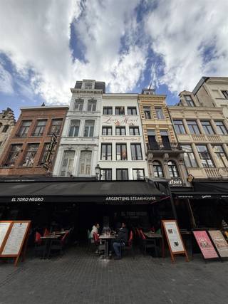 <p><span>Op zoek naar een gezellige studio op een toplocatie in Antwerpen? Deze studio op de vierde verdieping in een gebouw op de Oude Koornmarkt, midden in het bruisende historische stadscentrum combineert comfort met een uitstekende ligging. Gelieve alleen per mail te reageren - info@century21advieskantoor.be</span></p><p><span>Huurprijs: 850 + 100 vaste kosten.</span></p><p><span>De studio beschikt over een leefruimte met slaapgedeelte, een keuken en badkamer met douche en toilet.</span></p><p><span>Gelieve alleen per mail te reageren - info@century21advieskantoor.be</span></p>