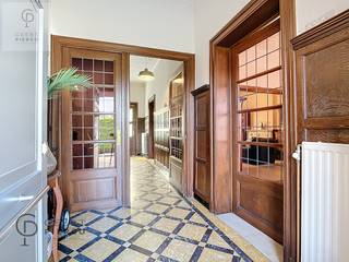 Pal in het centrum van ons lieflijke Overwinden, treffen we deze enorm ruime woning.<br />Mits een paar kleine opfrissingswerken is deze woonst meteen instapklaar.<br />Het zal je meteen verwonderen, dat deze woning enorm veel pluspunten heeft, zeer ruim is, en tal van mogelijkheden heeft, die echt nog kunnen benut worden.<br />Buiten de hal, de mooie leefruimte, de keuken, de veranda, badkamer treffen we absoluut nog een zeer ruime berging plus garage aan. De zolderverdieping hierboven kan volledig ingericht worden. Top dus.<br />De veranda geeft onmiddellijk uit op de binnentuin/terras en sluit aan bij de grote achterliggende tuin welke volledig zuid zuidwest gericht is. U vindt hier ook nog een aantal bergingen en een werkplaats.<br />Ook boven ruimte zat. Met zijn drie slaapkamers op de eerste verdieping en de extra zolderverdieping kan je met groot huisgezin er gemakkelijk je thuis van maken.<br />Er is ook een ruime kelder.<br />Er liggen twaalf zonnepanelen.<br />Indien je op zoek bent naar een betaalbare, instapklare, dorpswoning heel landelijk gelegen, kom dan zeker een kijkje nemen hier naar deze woonst. Je zal meteen versteld staan.<br />Afspraken via 011/361919 of info@pierco.be.<br />Welkom!