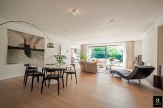 Maison jumelée récente située sur le Graaf Jansdijk à Knokke-le-Zoute, idéalement entre le centre et le vieux moulin.La maison vous accueille par un...