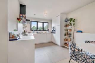 Dit super energiezuinige 2 slaapkamer appartement is gelegen in een kleine residentie.
Het appartement heeft een terras (6 m²) en is werkelijk instapklaar, maw. alles is geschilderd en er zijn her en der armaturen voorzien.<br />Het gebouw dateert van 2021 en is nog onder bouwgarantie.
Enkele troeven van dit appartement zijn: privatieve zonnepanelen, EPC A-label, een mooie keramische parket, ventilatie systeem D, etc.<br />Indeling:
inkomhal, 2 slaapkamers, badkamer (dubbele lavabo en inloopdouche), gastentoilet, wasberging, grote leefruimte met een open keuken, salon en eetplaats.
Via de eetplaats kan men op het terras.
Een privatieve afvalruimte op het gelijkvloers is inbegrepen bij dit appartement.<br />Dit gebouw staat op enkele honderden meters van UZ Jette, de ring van Brussel, etc.<br />Een interne autostaanplaats (31.500 €), een interne autostaanplaats met een grote privatieve berging (41.000 €) of een afzonderlijke garagebox met plaats voor 1,5 wagens (85.000 €) kunnen bijgekocht worden.<br />Wat men nodig heeft, vindt men in de onmiddellijke omgeving.<br />mobiscore: 8,5/10<br />Bij interesse, bel of mail met Pieterjan Windey op pw@entree.be of 0472 80 20 65