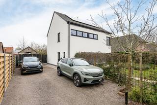 Deze instapklare woning is gelegen langsheen de Sint-Laureinsesteenweg op een steenworp van het dorp van Balgerhoeke.Dankzij de kwalitatieve...