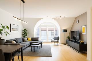 Duplex-appartement (4de en 5de verdieping) met een bruikbare vloeroppervlakte van 86 m², goed gelegen vlakbij de boulevard van Heist, vlakbij het strand en alle horecagelegenheden. De residentie werd gebouwd in 2000, goed onderhouden en verzorgd. <br /><br />Uitstekend energielabel B en een conforme elektriciteitskeuring aanwezig. <br /> <br />Indeling: <br />Inkom, gastentoilet, een zonnige woonkamer met toegang tot een terras, een aparte keuken die mogelijks in de leefruimte kan geïntegreerd worden, boven twee slaapkamers en een ingericht badkamer. De lift gaat zowel naar de vierde als de vijfde etage. In het gebouw is er een private kelderberging en fietsenberging inbegrepen. <br /> <br />Bezoeken of meer informatie? Contacteer Willem Cauwels op tel. 050/89.27.70.