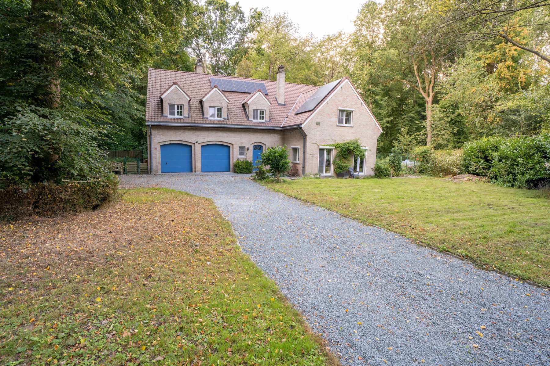 Zeer ruime gerenoveerde woning (± 398 m²) op een perceel van ± 60 are in het prestigieuze Bois de Strihoux - foto 2