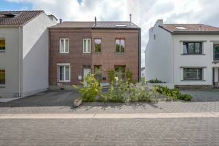 Op een prachtige locatie in het geliefde Kanne, op een steenworp van chateau Neercanne, bevindt zich deze unieke en sfeervolle halfopen woning die tal van mogelijkheden biedt. Een ideale eigendom voor wie op zoek is naar een charmante gezinswoning, een tweede verblijf of een interessante investering met verhuurmogelijkheden.<br /><br />Deze karaktervolle woning werd met veel liefde en oog voor detail gerenoveerd, waarbij de authentieke uitstraling gecombineerd werd met hedendaags comfort. De warme sfeer, de kwalitatieve afwerking en de gezellige inrichting zorgen ervoor dat je je hier onmiddellijk thuis voelt.<br /><br />De woning beschikt over een aangename leefruimte, een moderne keuken met alle nodige apparaturen, 3 slaapkamers en 2 badkamers in het hoofdgebouw en een kelderruimte die opgesplits is in een inkom, apart toilet en opslagruimte. Dankzij de praktische indeling is de woning geschikt voor zowel permanente bewoning als recreatief gebruik.<br /><br />Vervolgens hebben we het kleine huisje in de tuin die beschikt over een extra badkamer, een kleine woonkamer met keukentje en een slaapkamer op het eerste verdiep.<br /><br /><strong>Veelzijdige mogelijkheden:</strong><br />- Ideaal als vaste gezinswoning;<br />- Perfect als tweede verblijf in een toeristische omgeving;<br />- Interessante investering met verhuurpotentieel;<br />- Mogelijkheid tot combinatie van eigen gebruik en verhuur.<br /><br />De ligging is een absolute troef. Kanne staat bekend om zijn prachtige natuur, wandel- en fietsroutes, het unieke mergellandschap en de nabijheid van Maastricht. De woning vormt hierdoor een uitstekende uitvalsbasis voor zowel bewoners als bezoekers die houden van rust, cultuur en ontspanning.<br /><br /><strong>Troeven:</strong><br />- Karaktervolle en sfeervolle woning;<br />- Instapklaar;<br />- Gerenoveerd met behoud van charme;<br />- 3 slaapkamers in het hoofdgebouw;<br />- 2 badkamers in het hoofdgebouw;<br />- Tiny house met extra woon-, slaapkamer en badkamer<br />- Residentieel gebruik én verhuurmogelijkheden;<br />- Topligging nabij natuur en Maastricht.<br /><br />Een unieke kans voor wie wonen, genieten en investeren wil combineren. Wil jij graag de charme van deze woning ontdekken, aarzel niet en neem contact met ons op:<br /><strong>Tel.: 0032 (0) 485 97 49 28<br />E-mail: info@co-realestate.be</strong>