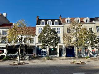 Op zoek naar een handelsruimte op toplocatie in centrum Brugge? Dit handelsgelijkvloers van 200 m² biedt alles wat je nodig hebt: ruim...