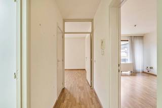 De serviceflat is omgeven door groen en rust en biedt het nodige comfort in een gezonde omgeving! Verder kan u beschikken over de gemeenschappelijke delen waaronder een restaurant, een bar, een ontspanningsruimte met TV, een zonneterras en een bibliotheek. <br />Elke flat is uitgerust met een noodoproepsysteem om zo 24/24 en 7/7 over het welzijn van de bewoners te kunnen waken. Een bushalte is aanwezig op 200m van de residentie dus zowel het aangename Heverlee als het bruisende Leuven zijn vlot bereikbaar. Eén van de bijkomende voordelen als eigenaar is dat u geen onroerende voorheffing betaalt aangezien alle serviceflats erkend zijn.<br />Populierenhof beschikt bovendien over een grote bezoekersparking zodat alle bezoekers comfortabel kunnen langskomen alsook een grote tuin waar het rustig vertoeven is. <br /><br />Armonea verzorgt de uitbating met een uitstekende service voor de bewoners en voorziet in voldoende verpleegkundig personeel en assistentie. Er worden ook extra diensten aangeboden waaronder een klusjesdienst, en wasserij, nachtverpleging, een boodschappendienst, een kapper en ga zo maar even door. Kortom: alles wat u verwacht van een assistentiewoning! <br /><br />De flat zelf bestaat uit een inkomhal met een apart toilet, een lichtvolle leefruimte met een terras, een keuken en een slaapkamer met aansluitend een badkamer.<br /><br />Prima investering op een mooie locatie!<br /><br />Indien u dit goed gelegen serviceflat graag bezoekt dan kan u mij steeds bereiken via arnaut@immojanstas.be of 0495292080.<br /><br />Bijkomende info (EPC, bodemattest, elektriciteitsattest, enz...) kan U hier downloaden ↓