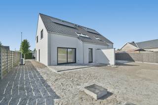 Op een rustige maar tegelijk centrale ligging in Gistel verrijst deze hedendaagse nieuwbouwwoning. De woning werd ontworpen met bijzondere aandacht voor lichtinval, ruimtegevoel en een functionele indeling, waardoor ze perfect aansluit bij de noden van het moderne gezinsleven.<br /><br />Via de inkomhal met gastentoilet komt u terecht in de aangename en lichtrijke leefruimte. Dankzij de grote raampartijen ontstaat een mooie connectie met het terras en de tuin, wat zorgt voor een open en ruimtelijk gevoel. De open keuken vormt samen met de leefruimte het centrale hart van de woning en is ideaal voor gezellige familiemomenten en ontspannen avonden. Aansluitend bevindt zich een praktische was- en bergruimte. Op de verdieping zijn drie volwaardige slaapkamers voorzien, samen met een stijlvolle badkamer uitgerust met een ligbad, inloopdouche en dubbele lavabo. Daarnaast beschikt de verdieping over een afzonderlijk toilet. De zolderruimte biedt bijkomende opbergmogelijkheden en is perfect bruikbaar als stockageruimte.<br /><br />Voor de afwerking werd gekozen voor kwalitatieve, duurzame en onderhoudsvriendelijke materialen die bijdragen aan een tijdloze uitstraling en een optimaal wooncomfort. Dankzij de combinatie van zonnepanelen, een warmtepomp, vloerverwarming en een ventilatiesysteem geniet u bovendien van een uiterst energiezuinige woning met een laag energieverbruik.<br /><br />Ook buiten werd aan alles gedacht zodat u meteen zorgeloos kunt genieten. De woning beschikt over een aangelegd terras, private parkeerplaatsen, een genivelleerde tuin en een groene scheidingshaag die zorgt voor extra privacy en een aangename buitenbeleving.<br /><br />De ligging is zonder twijfel een belangrijke troef. U woont hier in een rustige omgeving met winkels, scholen, horeca en openbaar vervoer op korte afstand. Bovendien zorgt de vlotte verbinding met de autosnelweg voor een uitstekende bereikbaarheid.<br /><br />Deze nieuwbouwwoning combineert modern wooncomfort, kwalitatieve afwerking en een rustige maar centrale ligging in het hart van Gistel.<br /><br />E-peil: 21 - S-peil: 28 ~ Vg, Wg, Gvkr, Gvv, Gmo ~ Ref. MI24864
